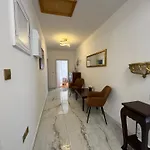 Sandra - * 特罗吉尔