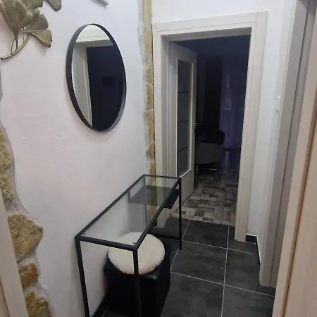 Sandra - * Τρογκίρ